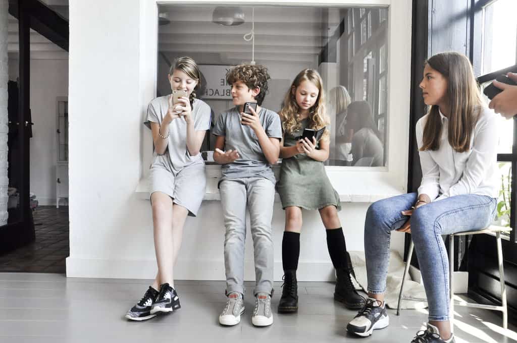 pubers met mobieltjes